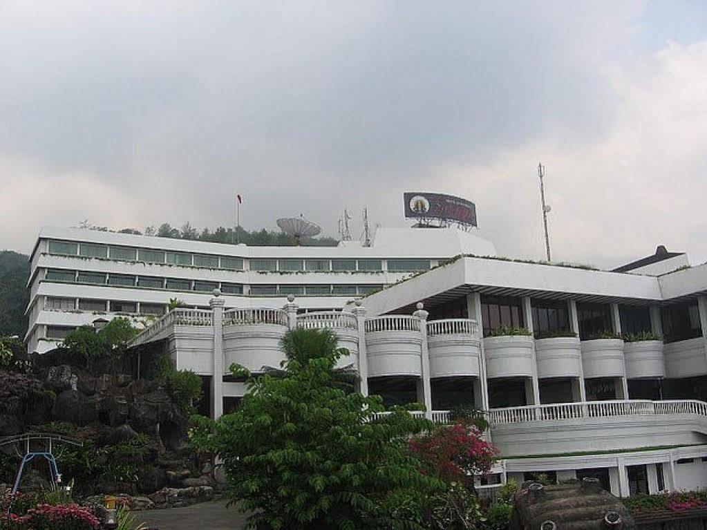 Surya Hotel & Cottages Prigen Extérieur photo